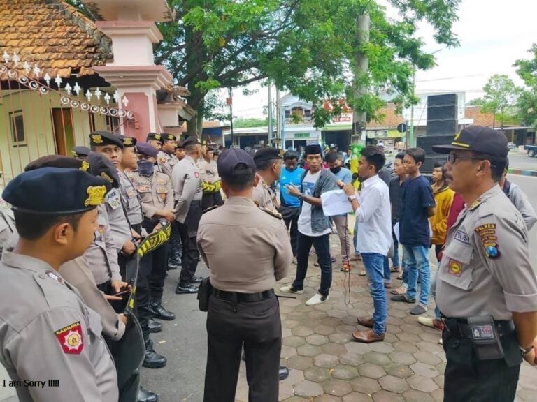 Demo Forum Aspirasi Rakyat Madura (FARA) tentang Parkir Berlangganan