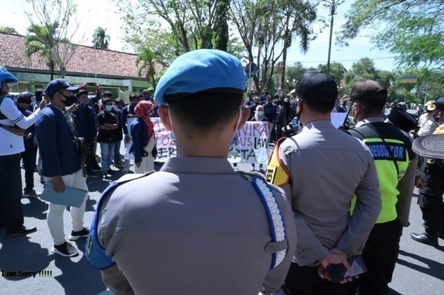 Unjuk Rasa dari Aliansi BEM Fakultas Universitas Madura Terkait Penlonakan Terhadap Rencana Pengesahan Beberapa Undang-undang yang akan di Lebur Menjadi Satu (Omnibus Law)